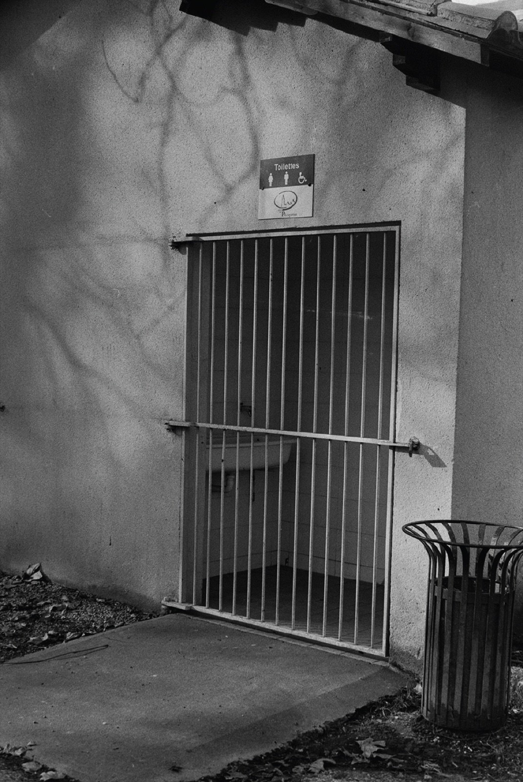 Avec Pi, 35mm black and white photograph, 7 of 33
